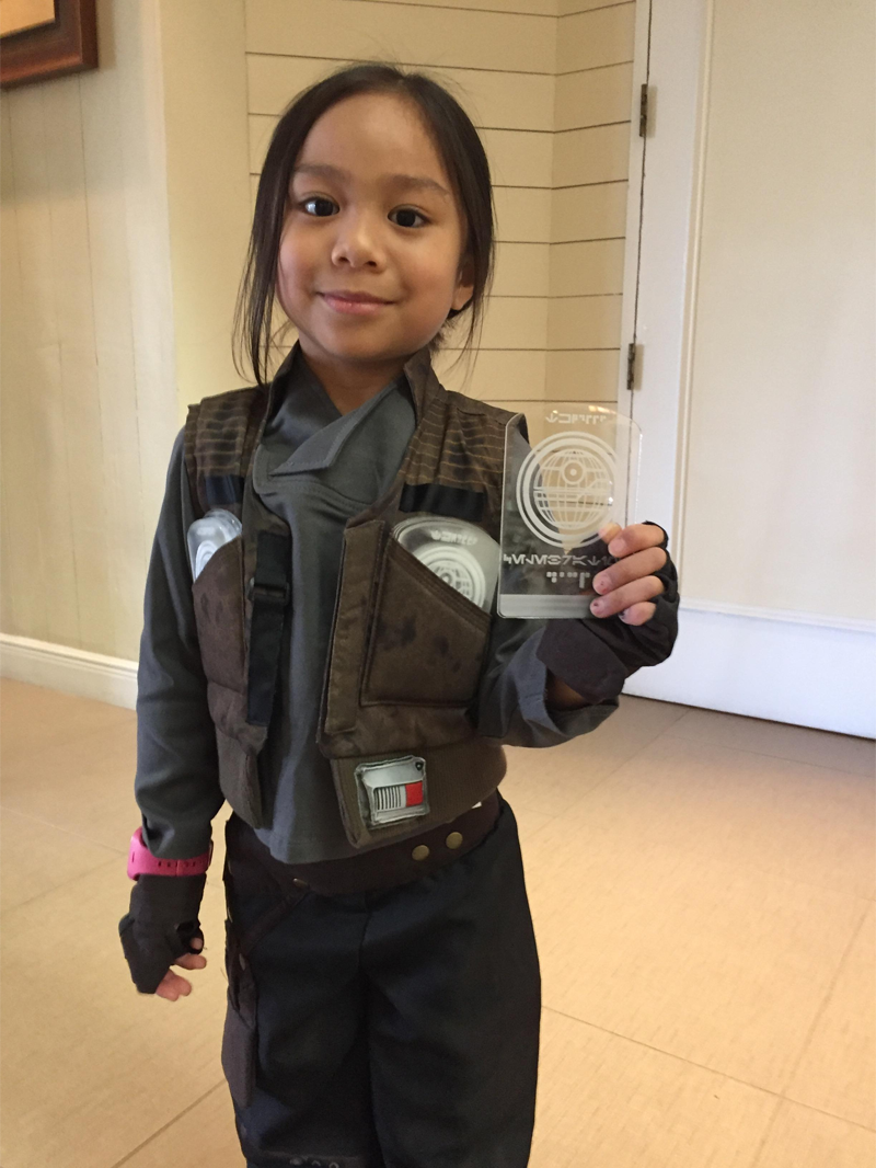 Illustration for article titled This Adorable Jyn Erso Cosplayer Spent Star Wars Celebration Handing Out the Death Star Plans to Every Princess Leia